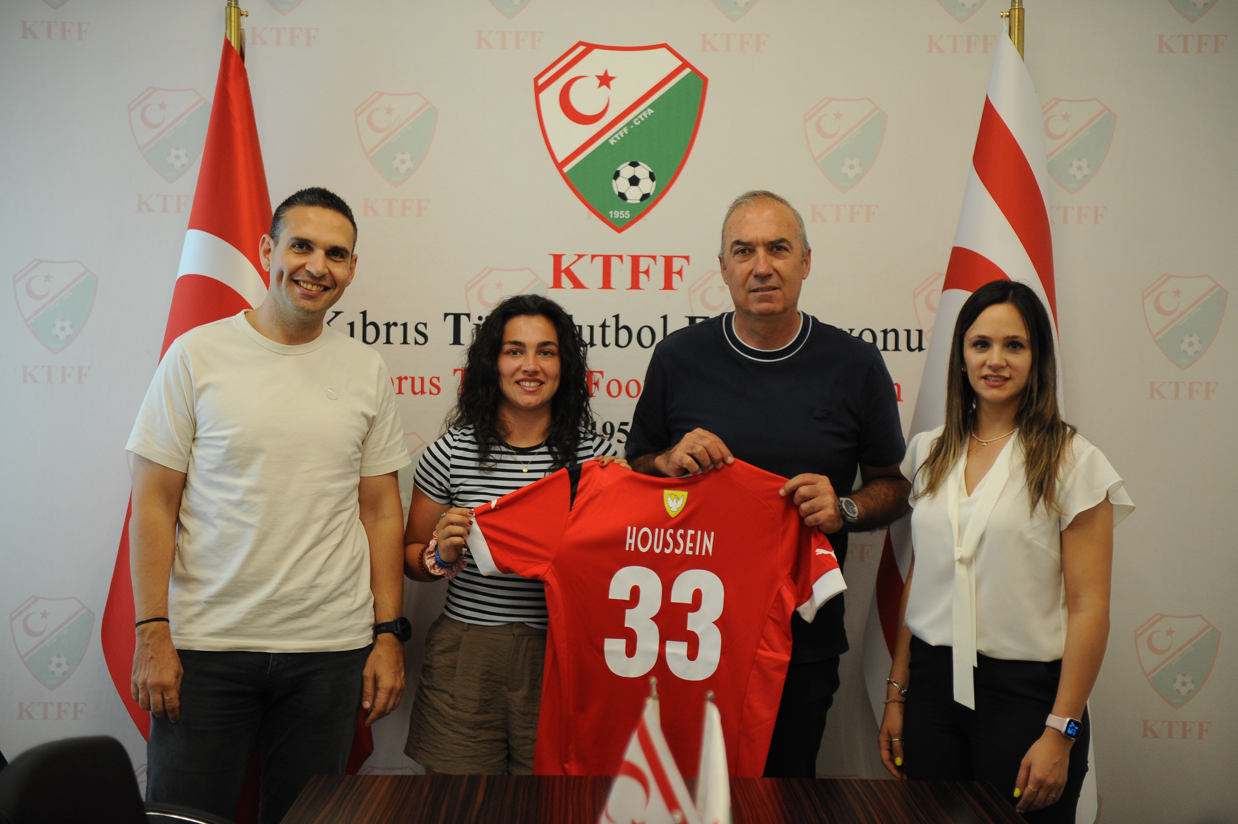 Kıbrıslı Türk futbolcu Halle Hussein KTFF'yi ziyaret etti